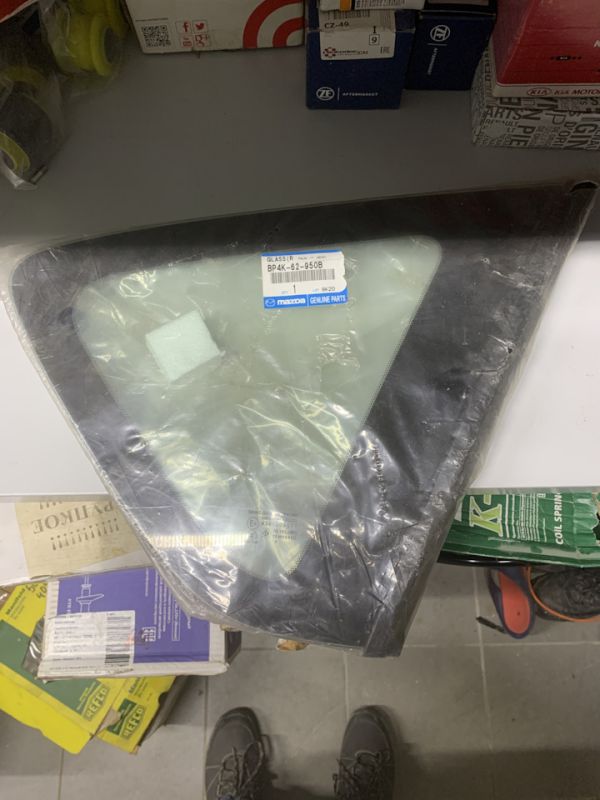 Стекло собачника правое bp4k62950b для Mazda 3 2003-2006